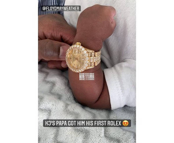 O relógio dado de presente pelo boxeador Floyd Mayweather para o neto de apenas um mês (Foto: Instagram)