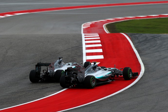Lewis Hamilton espalha Nico Rosberg na largada do GP dos EUA (Foto: Getty Images)