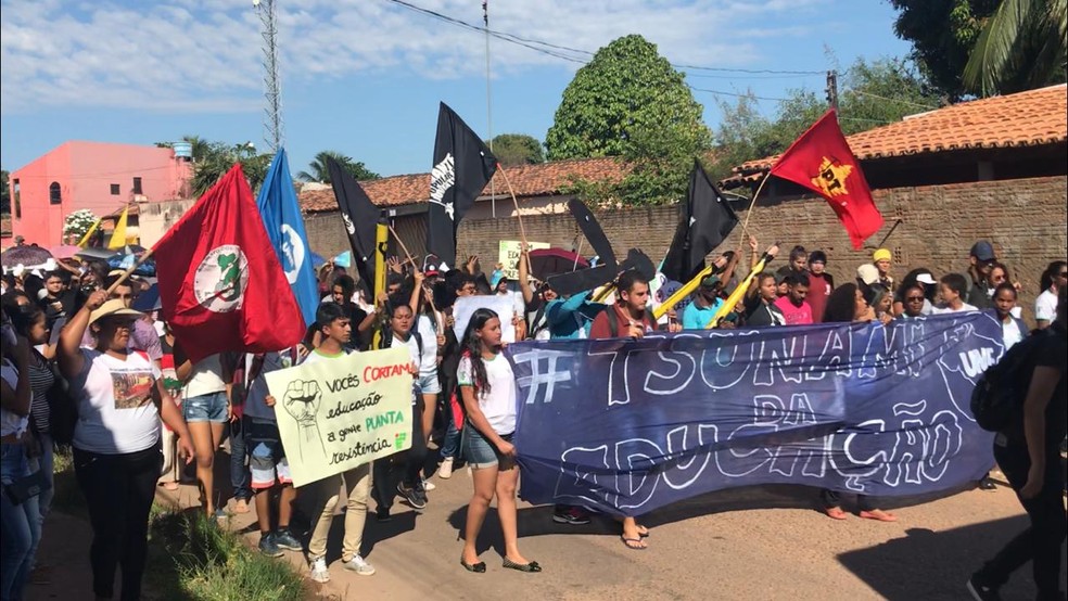 MARABÁ, 10h30: estudantes e professores saem em caminhada pelas ruas da cidade.  — Foto: Adriano Baracho/ TV Liberal
