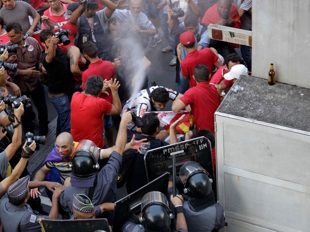 A PM usa spray de pimenta para dispersar confusão após manifestantes a favor e contra o governo Dilma entrarem confronto em frente ao prédio da Fiesp. Ninguém foi ferido ou preso (Foto: Newton Meneses/Futura Press/Estadão Conteúdo)