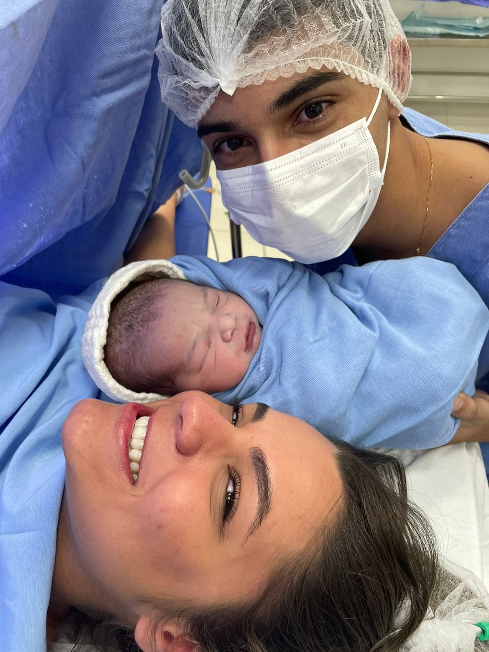 Andressa Nunes e Vitor Ferreira são pais de Miguel, que nasceu empelicado — Foto: Arquivo Pessoal