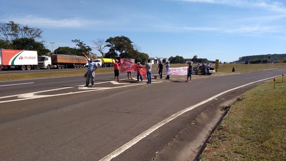 Em Agudos, caminhoneiro estacionaram os veículos no acostamento nos dois sentidos (Foto: Alan Schneider / TV TEM )