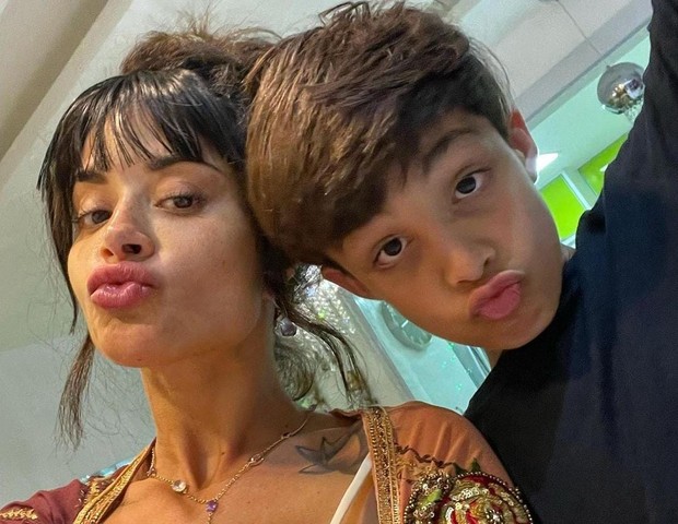Aline Campos e filho (Foto: Instagram)