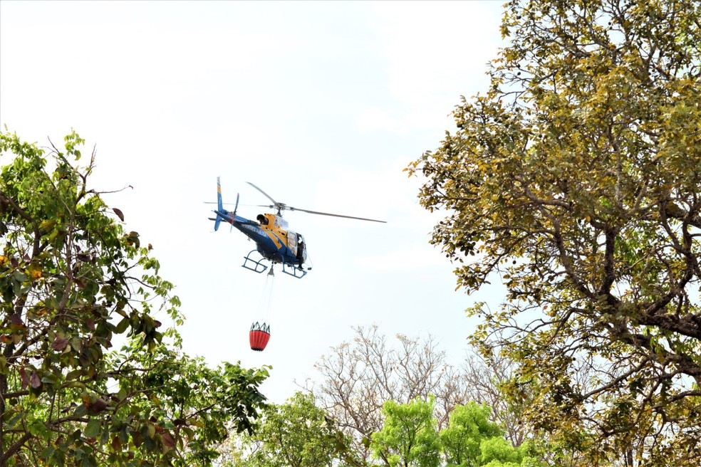 Helicóptero é usado para combater as chamas — Foto: Luiz Henrique Machado/Corpo de Bombeiros