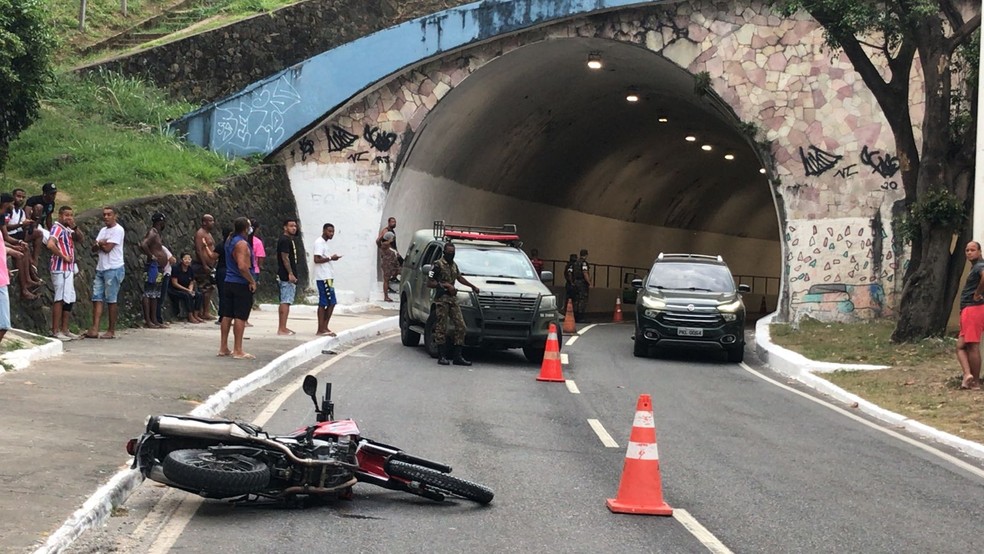 Soldado do Exército morre em acidente de moto na Avenida Centenário, em Salvador — Foto: Almir Santos/TV Bahia