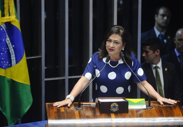 A senadora Kátia Abreu (PMDB-TO) discursa durante julgamento do impeachment com presença de Dilma Rousseff (Foto: Marcos Oliveira/Agência Senado)