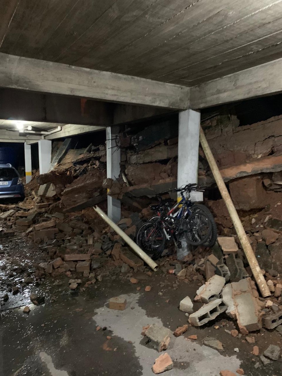 Muro desabou no Bairro Santa Cecília em Juiz de Fora — Foto: Corpo de Bombeiros/Divulgação