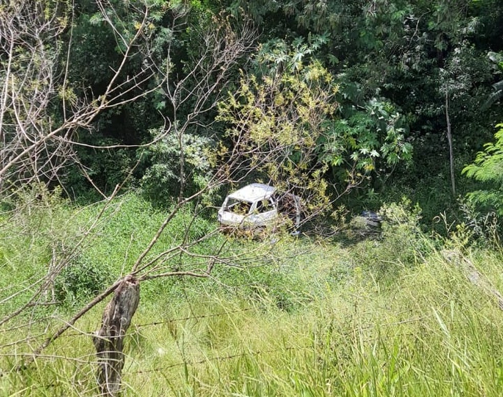 Viatura do Conselho Tutelar de Tejupá caiu em barranco; duas pessoas ficaram feridas — Foto: Expresso Piraju/Divulgação