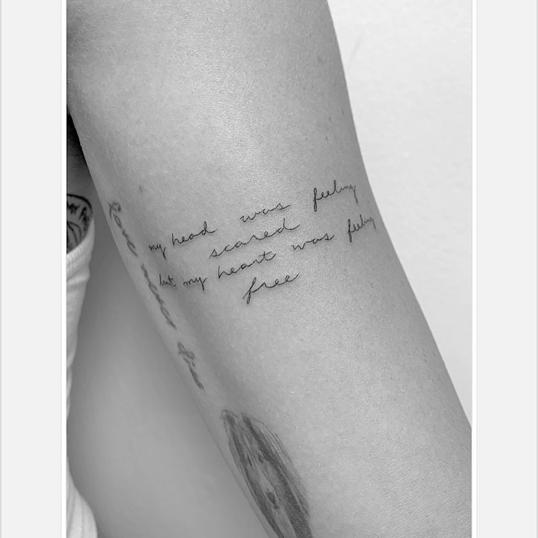 Miley Cyrus tatua mensagem sobre liberdade (Foto: Instagram/ Reprodução)