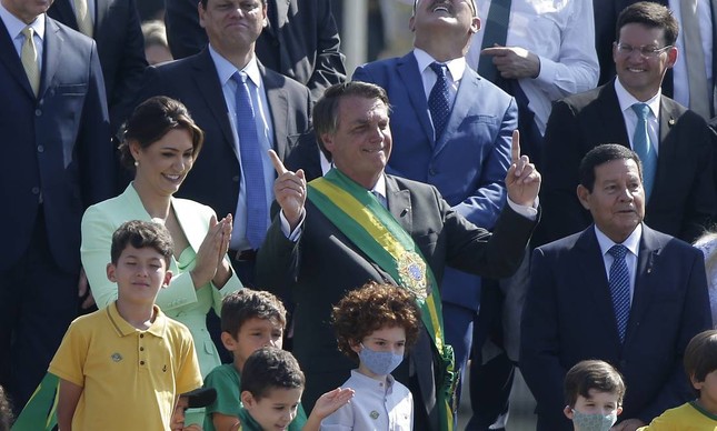 Presidente Jair Bolsonaro durante cerimônia de hastiamento da Bandeira 