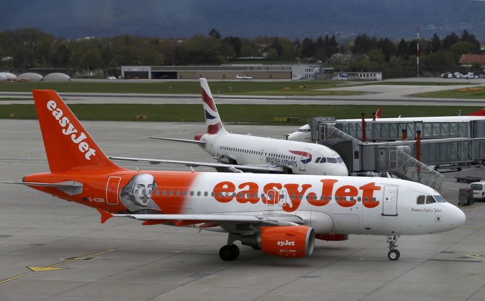 Avião da easyjet no aeroporto de Genebra, na Suíça. Companhia aéreas está entre 10 de baixo custo mais seguras do mundo. — Foto: Reuters/Denis Balibouse