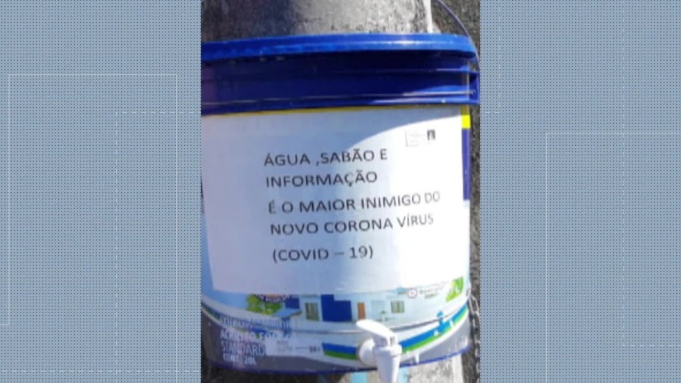 Baldes com água e sabão são colocados em postes de Santa Teresa para as pessoas lavarem as mãos  — Foto: Reprodução / TV Globo