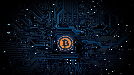 Bitcoin retoma origem de 'alternativa financeira' e sobe 33% em semana de quebra bancária