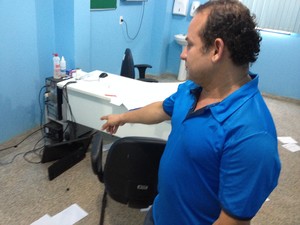Diretor da UPA diz que culpa é da prefeitura que não contrata mais médicos (Foto: Ivanilson Tolentino/G1) Diretor da UPA diz que culpa é da prefeitura que não contrata mais médicos (Foto: Ivanilson Tolentino/G1)