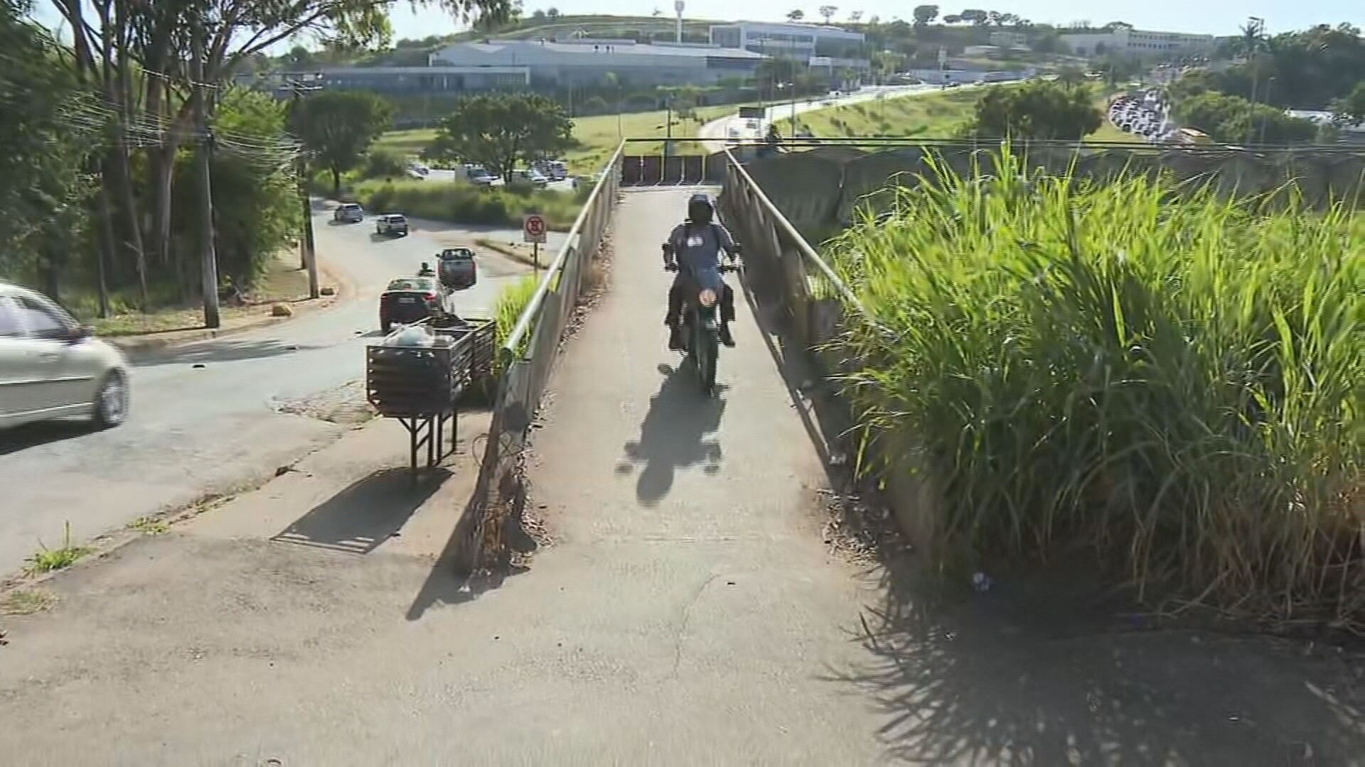 Motociclistas são flagrados em passarela de Contagem, na Grande BH; pedestres correm risco