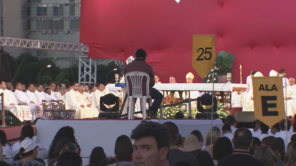 Missa foi celebrada pelo arcebispo de Brasília, Dom Sérgio da Rocha — Foto: TV Globo/Reprodução