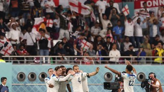 Comemoração após o quinto gol da Inglaterra contra o Irã — Foto: Fadel Senna/AFP