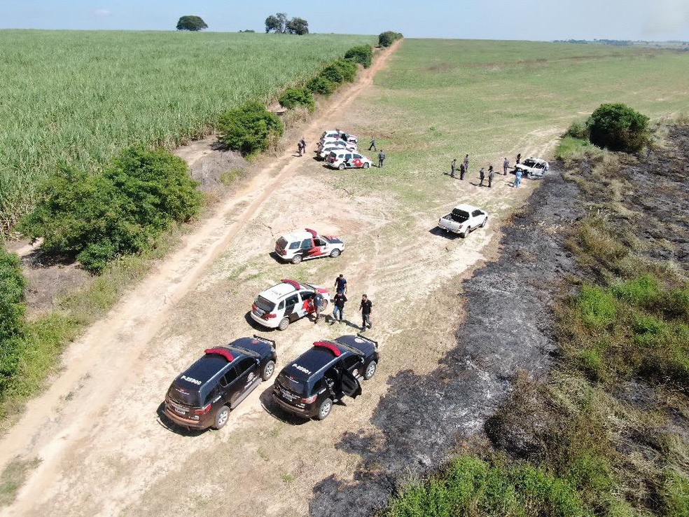 Carro queimado estava em local afastado, na zona rural de Guaiçara — Foto: J. Serafim/Divulgação