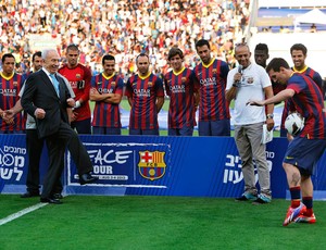 Presidente israel Shimon Peres bate bola com lionel messi barcelona (Foto: Agência Reuters)