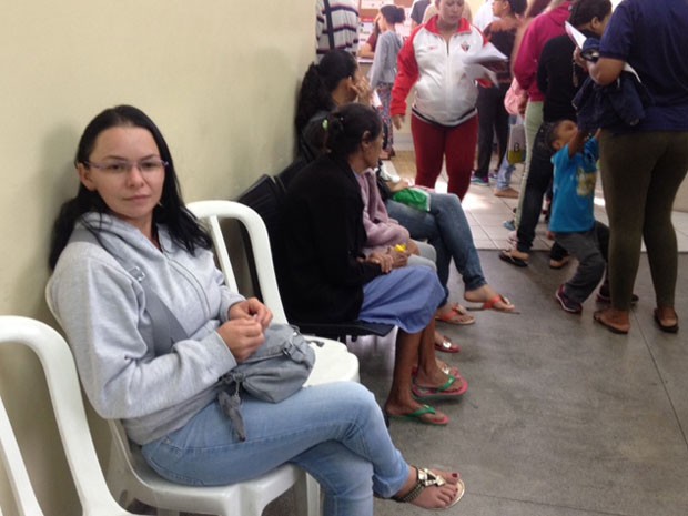 Dona de casa espera atendimento em tenda da dengue na Zona Norte de SP (Foto: Tatiana Santiago/G1)