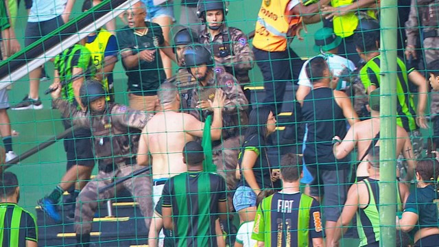 América-MG x Atlético-MG é paralisado por confusão na arquibancada