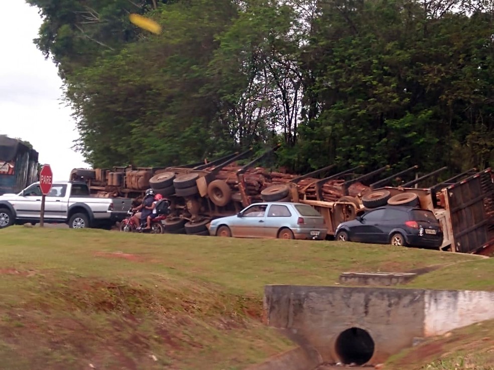 Caminhão carregado com toras de madeira bate na traseira de outro veículo e tomba em Itapeva — Foto: Arquivo Pessoal