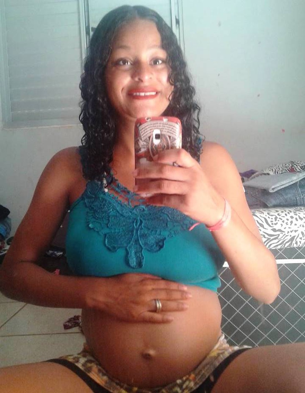 Gabrielle Barcelos tinha 18 anos e estava grávida de 8 meses (Foto: Reprodução/Facebook)