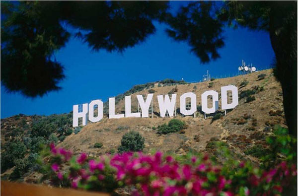 O famoso Letreiro de Hollywood, construído no Mount Lee, em 1923, virou um símbolo do distrito da cidade de Los Angeles famoso pela produção cinematográfica (Foto: Reprodução)