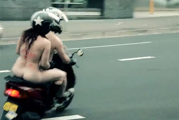 Casal andou nu em uma scooter em Sydney. (Foto: Reprodução)