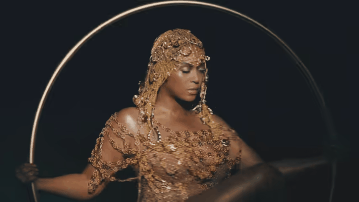 No video da música Already, Beyoncé surge em uma cadeira criada pelo designer britânico Lee Broom (Foto: Reprodução)