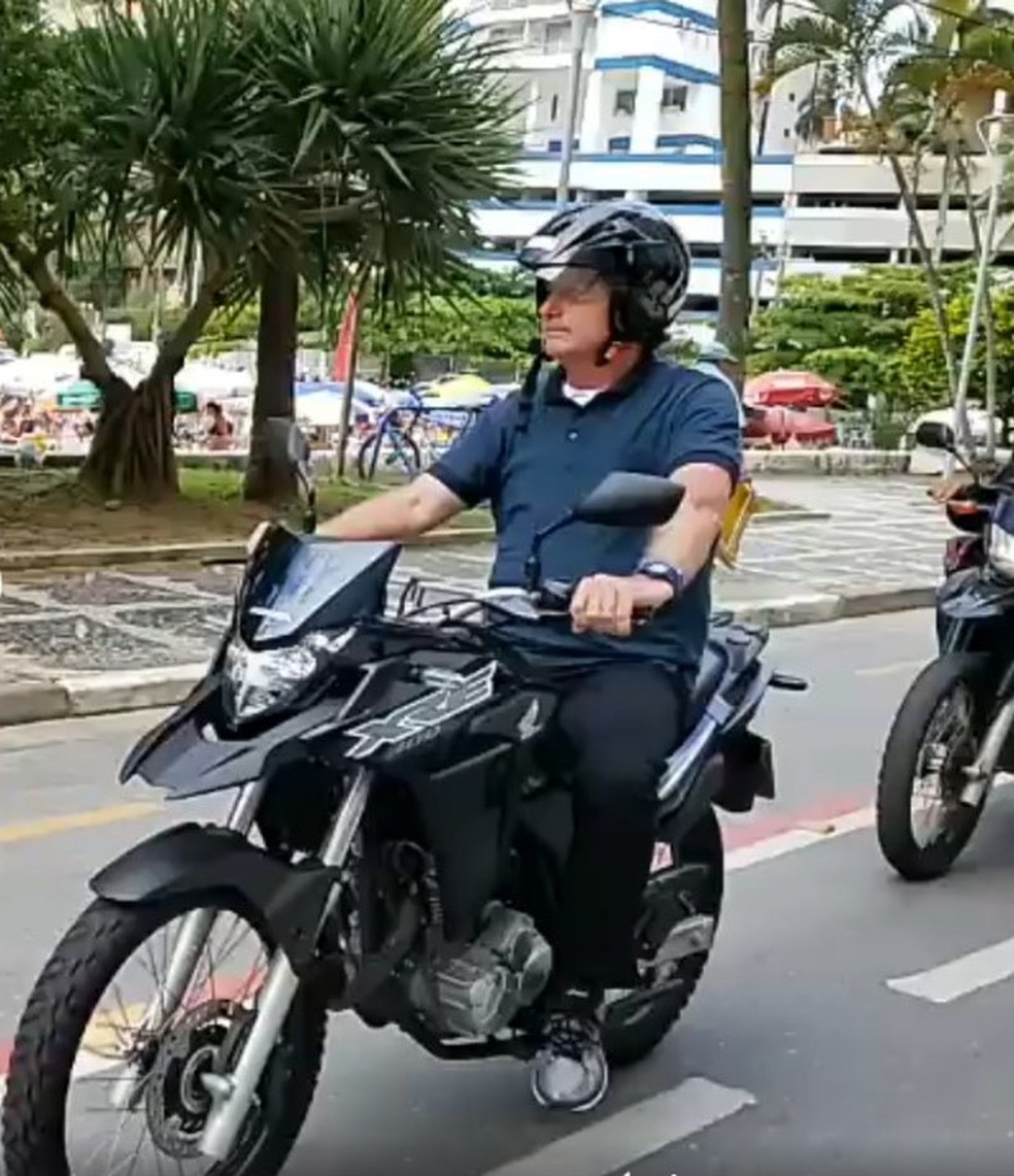 Bolsonaro é flagrando andando de moto sem afivelar capacete em Guarujá, SP — Foto: Reprodução/Facebook