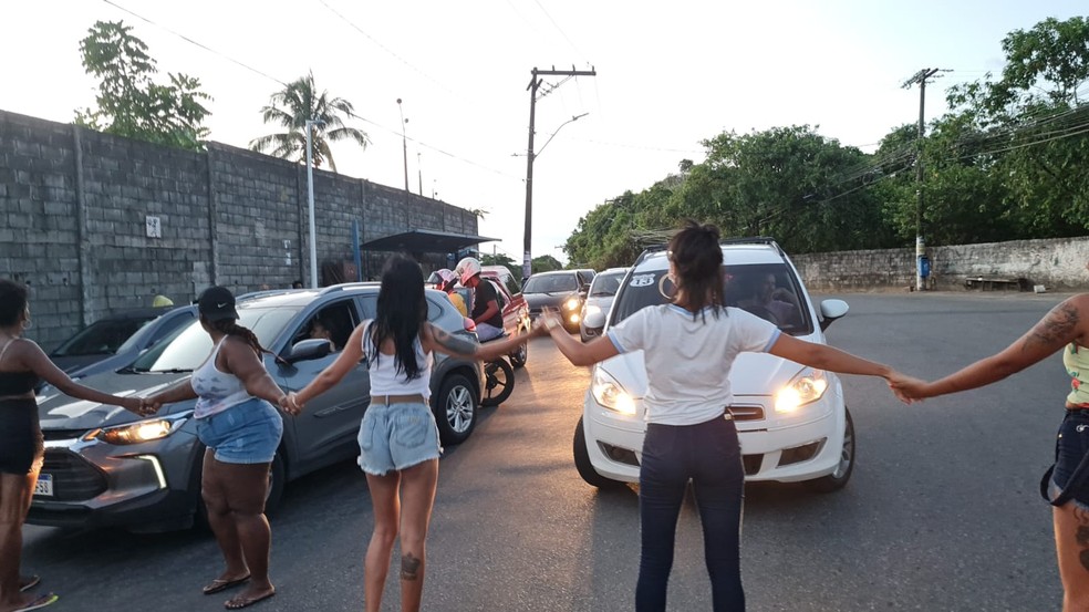 Familiares fazem protesto na frente do presídio — Foto: Muller Nunes/TV Bahia 