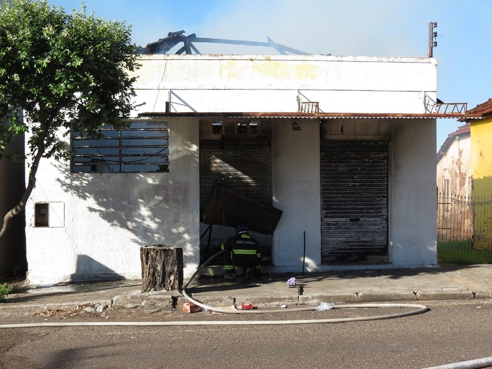 Chamas atingiram o bar neste domingo (12), em Dracena (Foto: Jorge Zanoni/Cedida)