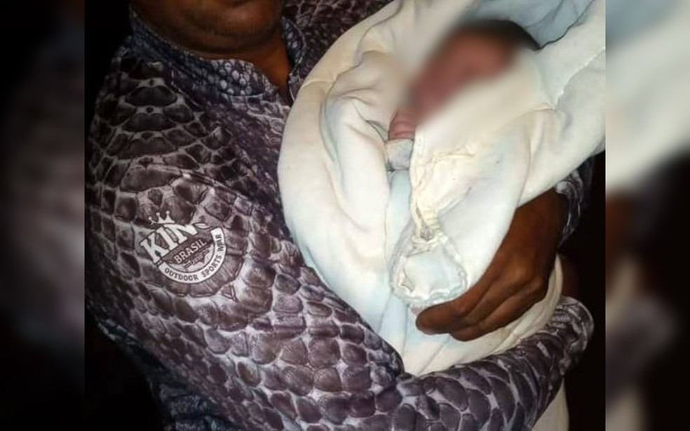 Bebê foi encontrado na rua por morador que saiu para pescar em Macatuba — Foto: Arquivo Pessoal