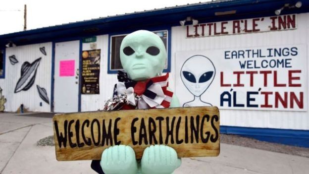Algumas empresas locais da pequena cidade de Rachel adotaram a associação da Área 51 com a mitologia alienígena (Foto: BBC/Nasa)