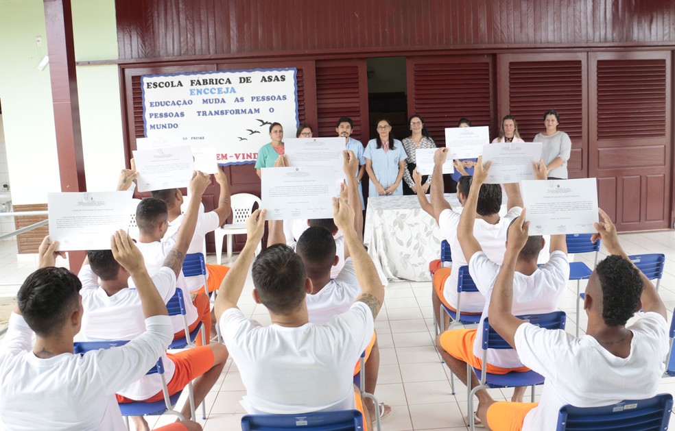 Mais de 30 detentos receberam o certificado do ensino fundamental e médio no FOC — Foto: Mardilson Gomes/Secom