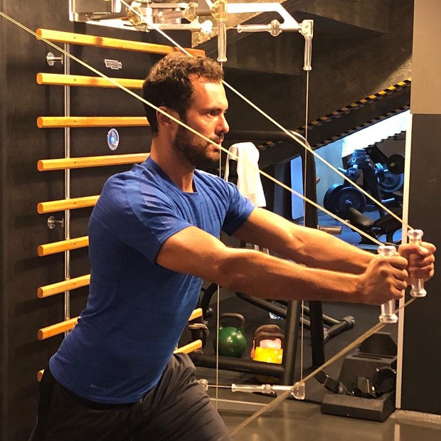 Adriano Toloza cuida do físico praticando exercícios regularmente (Foto: Reprodução/Instagram)
