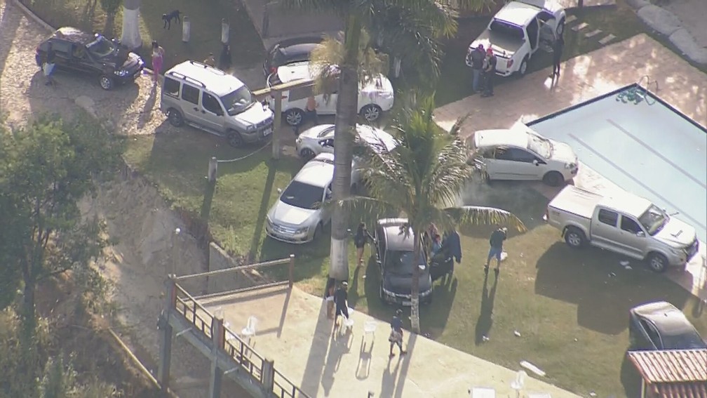 Pelo menos 17 carros estavam no terreno por volta das 8h — Foto: Reprodução/TV Globo
