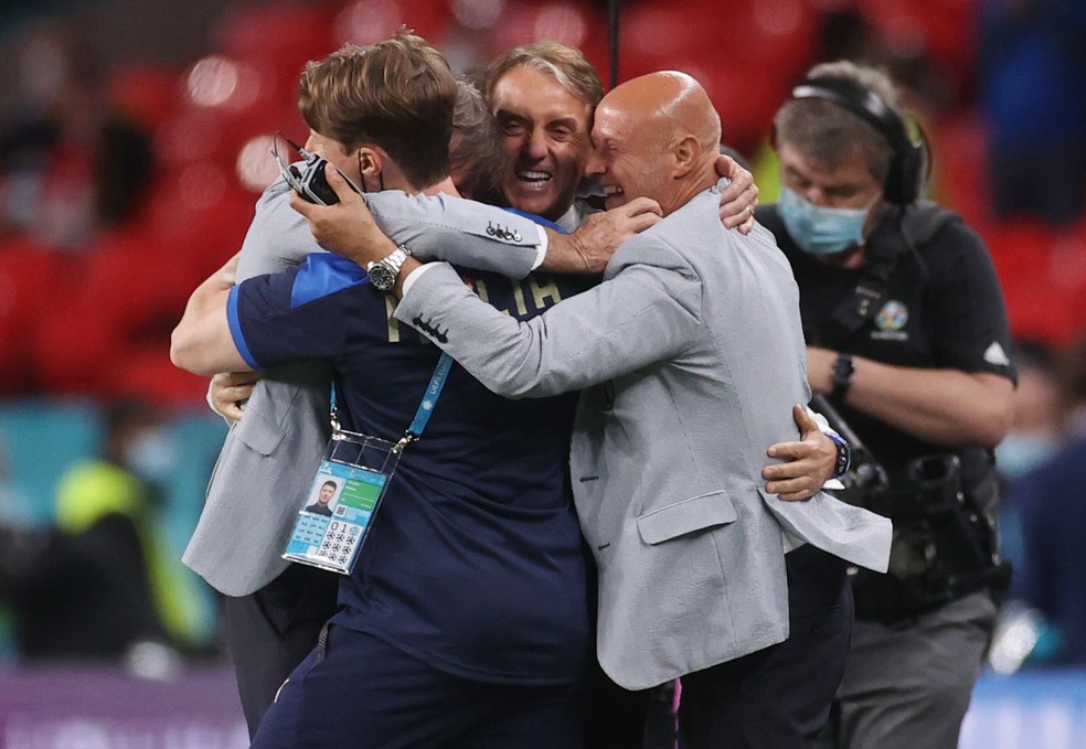 Roberto Mancini abraça seus auxiliares após a vitória da Itália por 2 a 1 contra a Áustria — Foto: Carl Recine/Reuters
