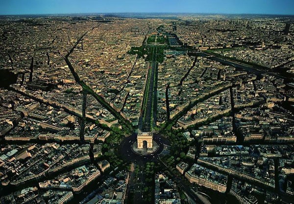 A vista aérea do Arco do Triunfo também impressiona, já que ele é o ponto de partida e encontro de doze avenidas que se espalham por Paris (Foto: Reprodução)