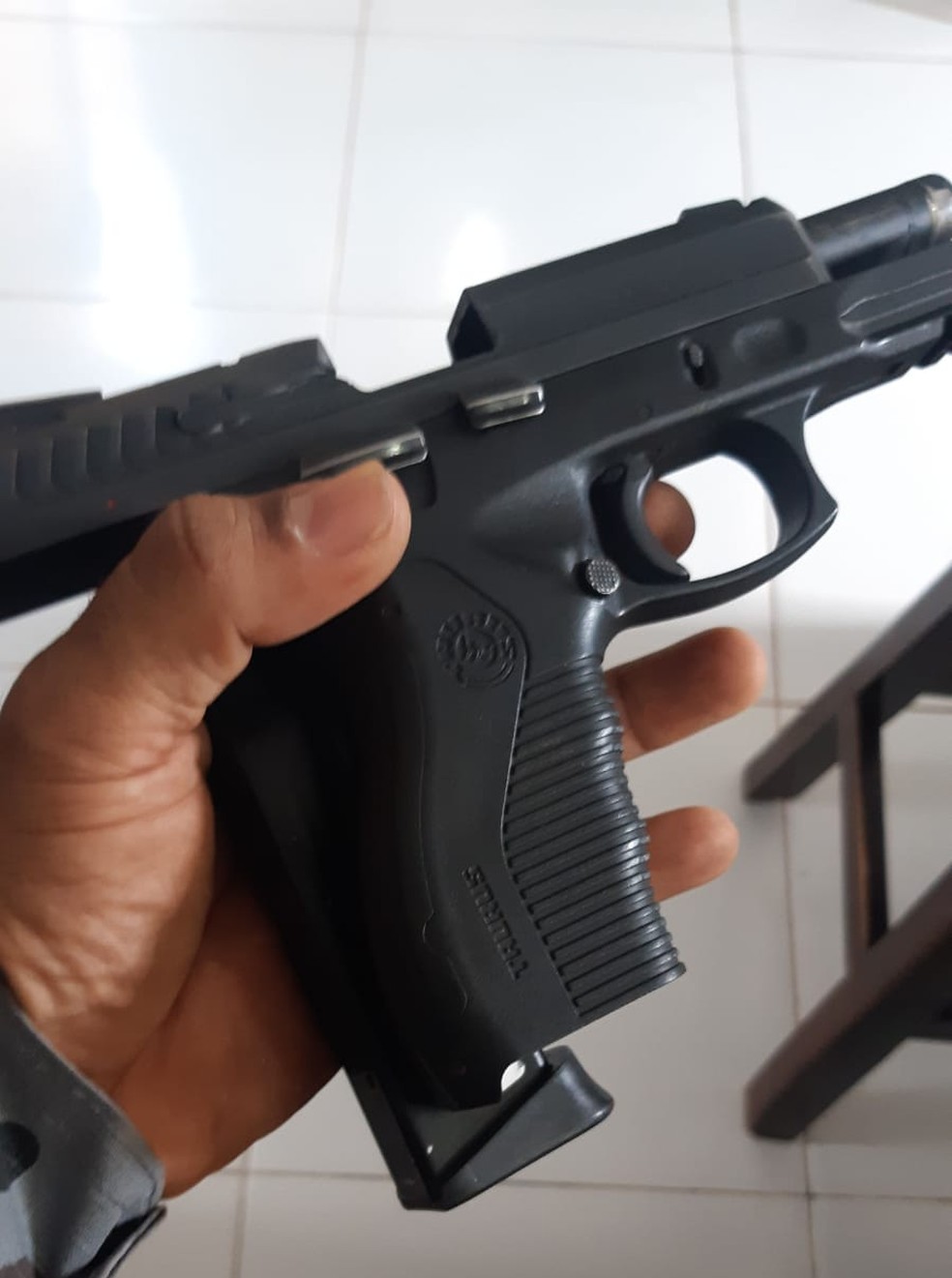 Arma apreendida com o policial civil preso em Imperatriz — Foto: Divulgação/Polícia Civil