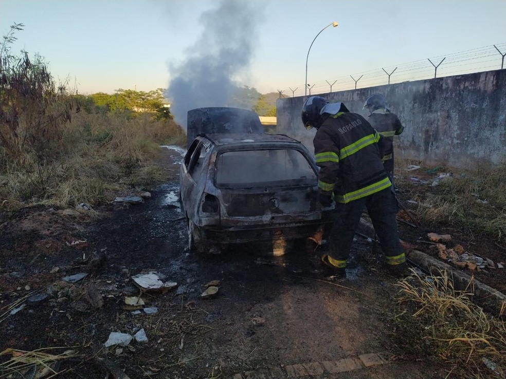 Carro furtado foi localizado queimado em Presidente Prudente — Foto: Polícia Militar