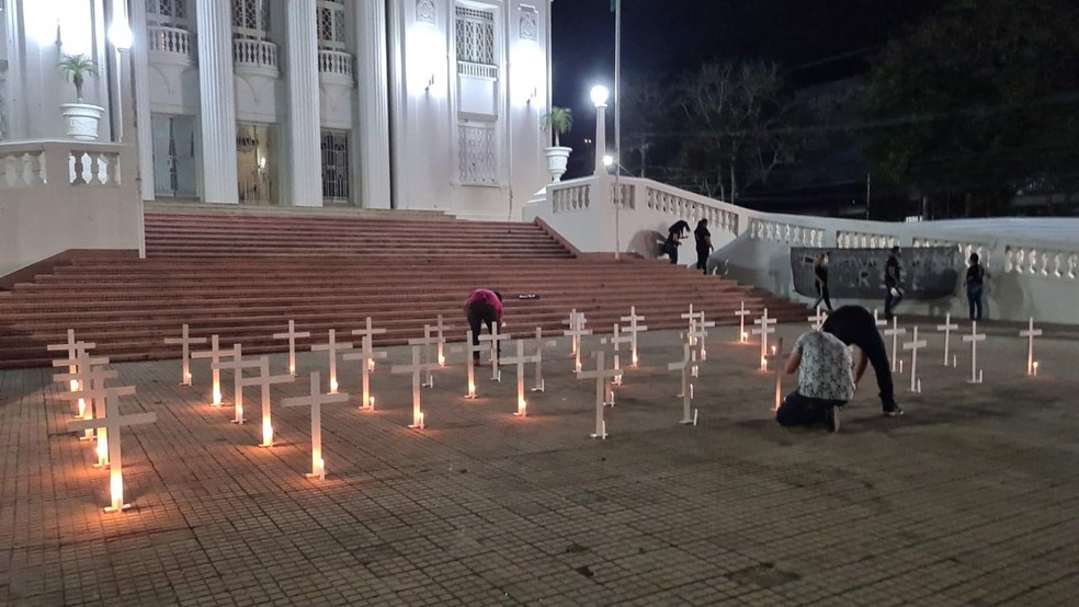 Ato começou após às 18h com fixação de cruzes e velas em frente ao Palácio Rio Branco — Foto: Rosana Nascimento/Arquivo pessoal