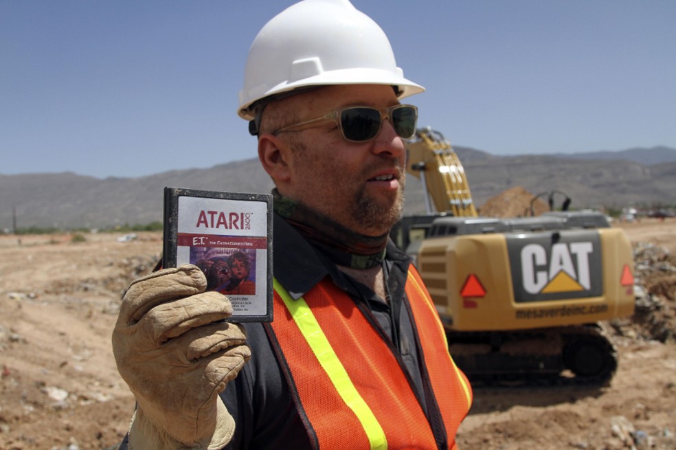 Zak Penn, diretor de Atari: Game Over, segura um cartucho desenterrado — Foto: Reprodução/IMDb