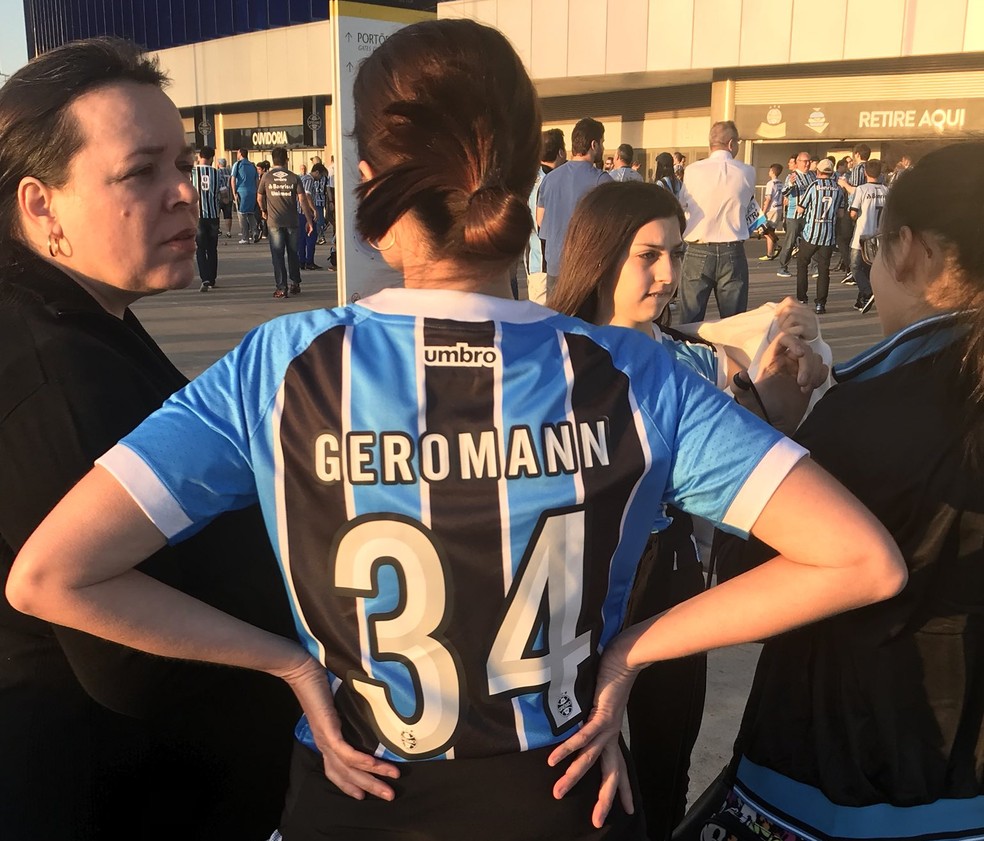 Torcedora Andreia Difini com camisa "Geromann" na Arena (Foto: Eduardo Moura)