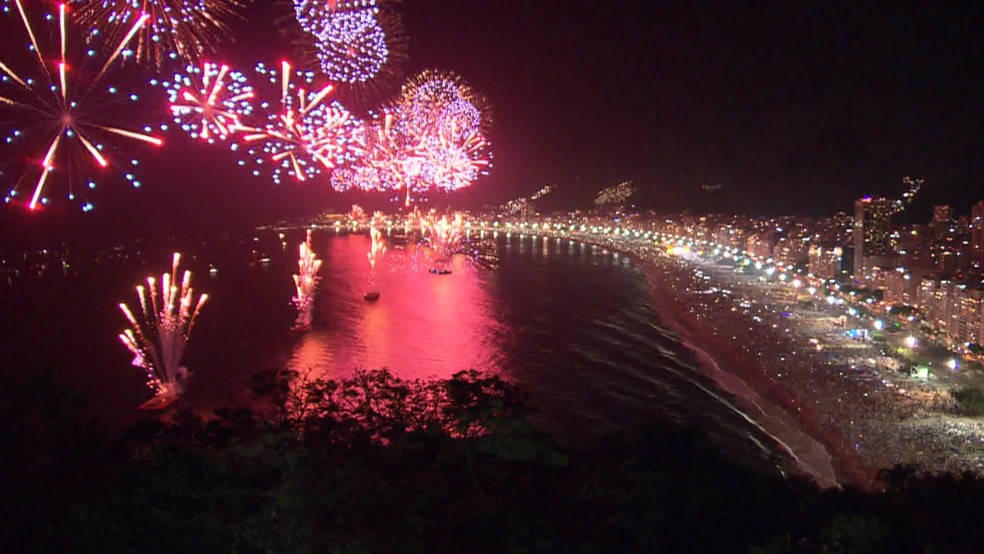 Fogos na orla da praia de Copacabana — Foto: Reprodução/TV Globo