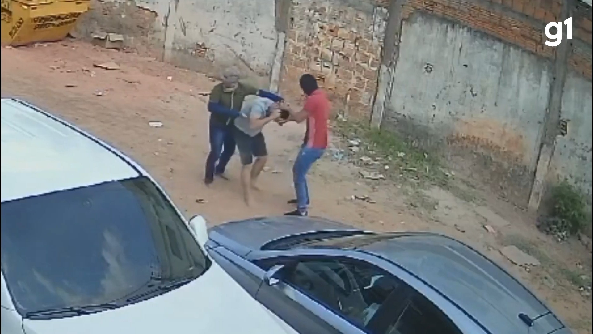 VÍDEO: Criminosos armados roubam casa e arrancam colar de homem à força em Imperatriz