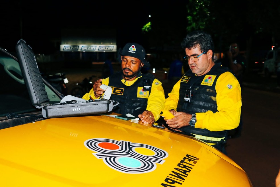 Agentes do Detran autuaram condutores que estavam dirigindo sob influência de álcool — Foto: Polícia Civil / Divulgação