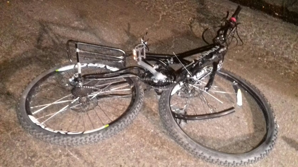 Ciclista morreu após ser atingido por um carro, na BR-376, segundo a PRF (Foto: Divulgação/PRF)