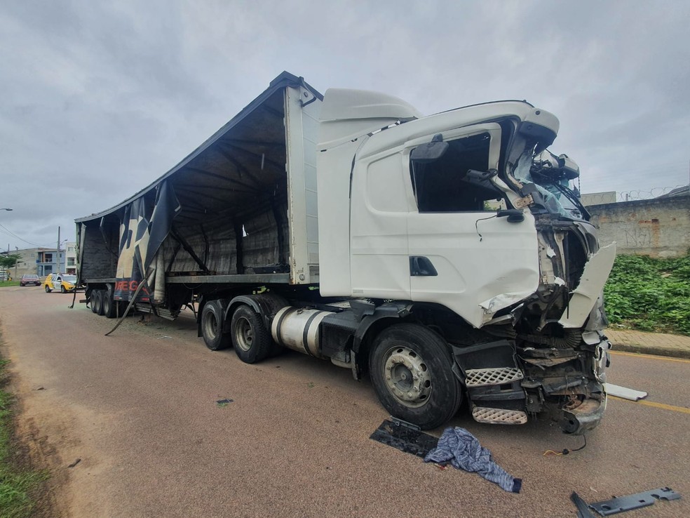 Caminhão foi parado na região da Cidade Industrial, segundo PRF — Foto: Amanda Menezes/RPC